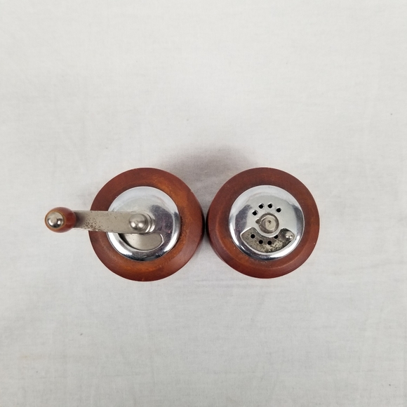 Vintage Wood Salt & Pepper shakers - Picture 4 of 12